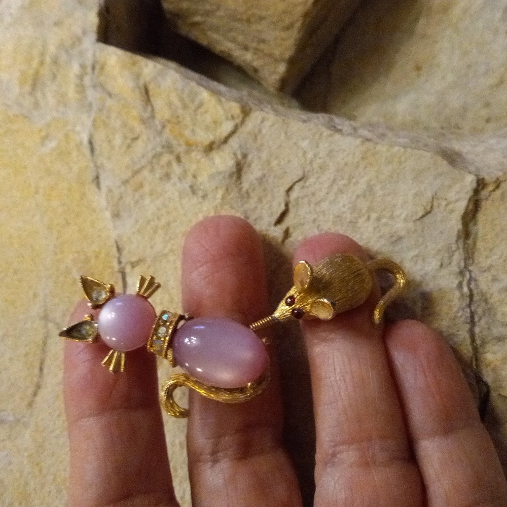 Vintage Brooch Gold tone with pink Tiger eyes Resin Cat and Mouse